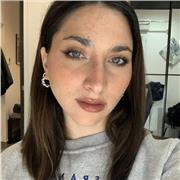 Studentessa universitaria offre aiuto compiti e ripetizioni